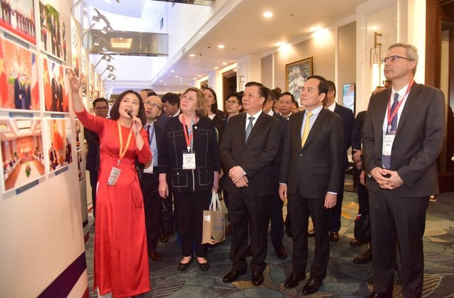 A photo exhibition on Vietnam-France co-operation relations opens in Hanoi on April 14. (Photo: Chinhphu.vn)
