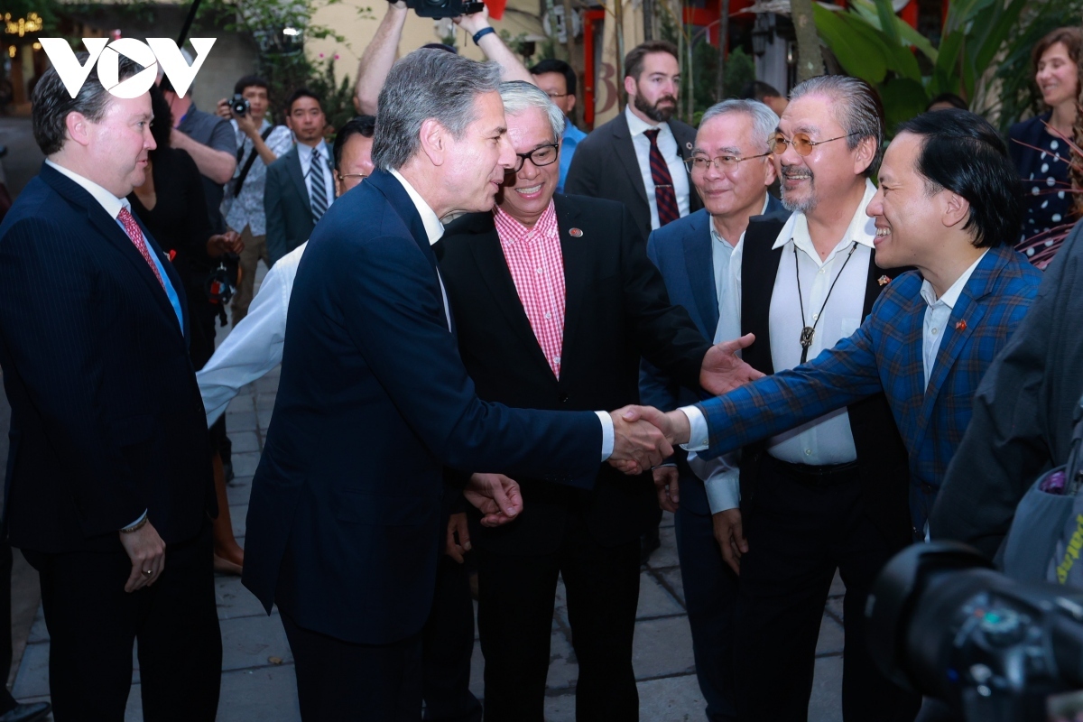 The guests welcome the US Secretary of State.