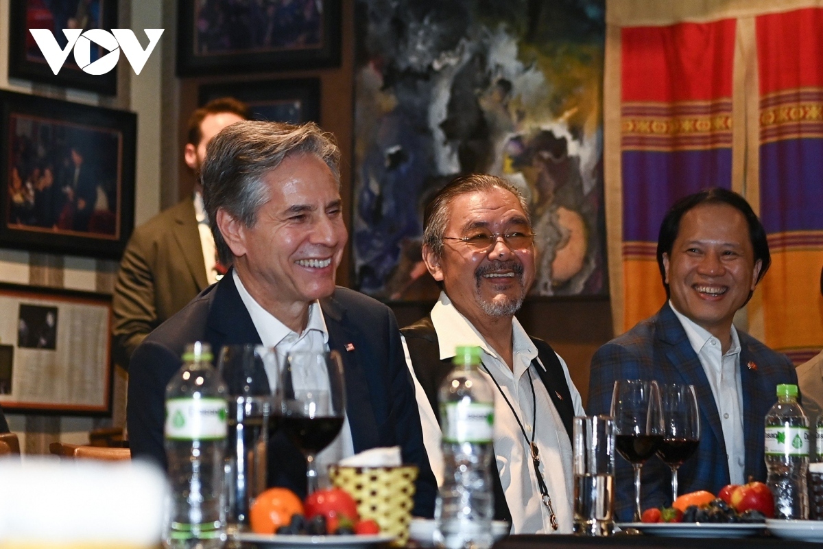 Secretary of State Blinken and the guests enjoying the joyful atmosphere of jazz music at the club.