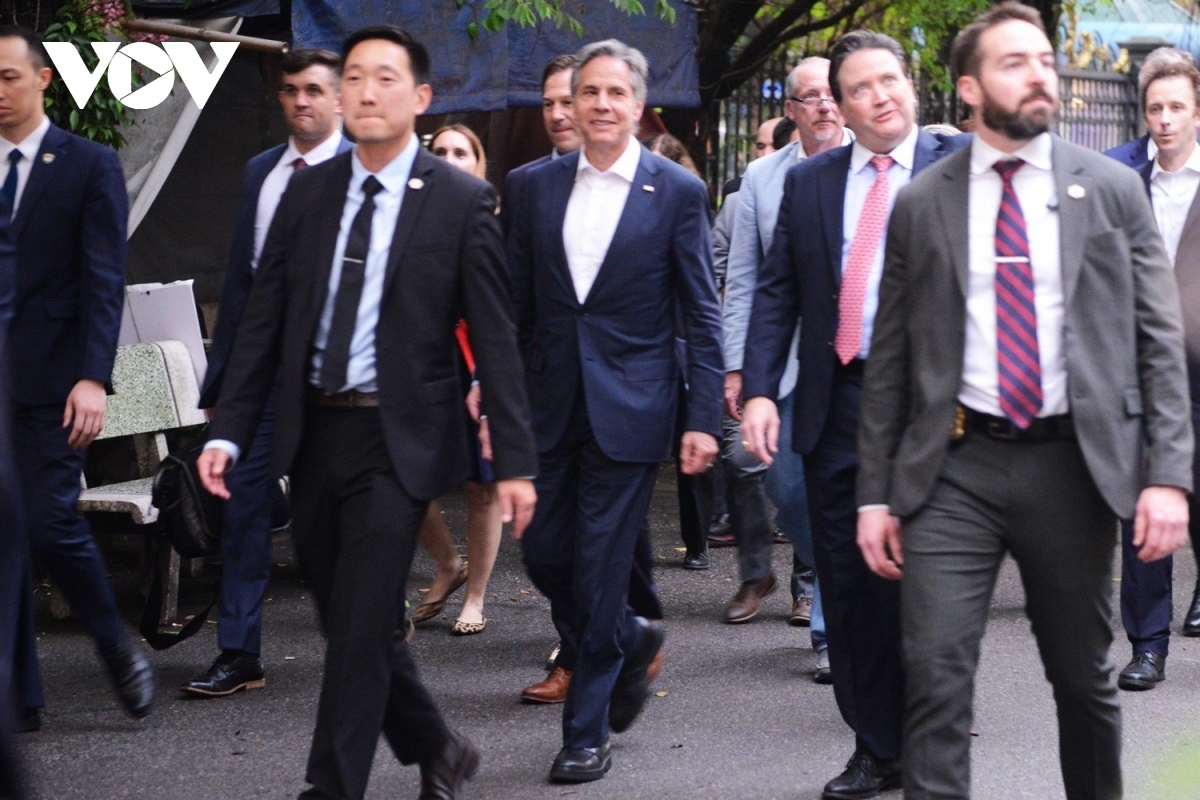After enjoying jazz music for about 30 minutes, Blinken and his entourage go for a walk in Hanoi's Old Quarter.