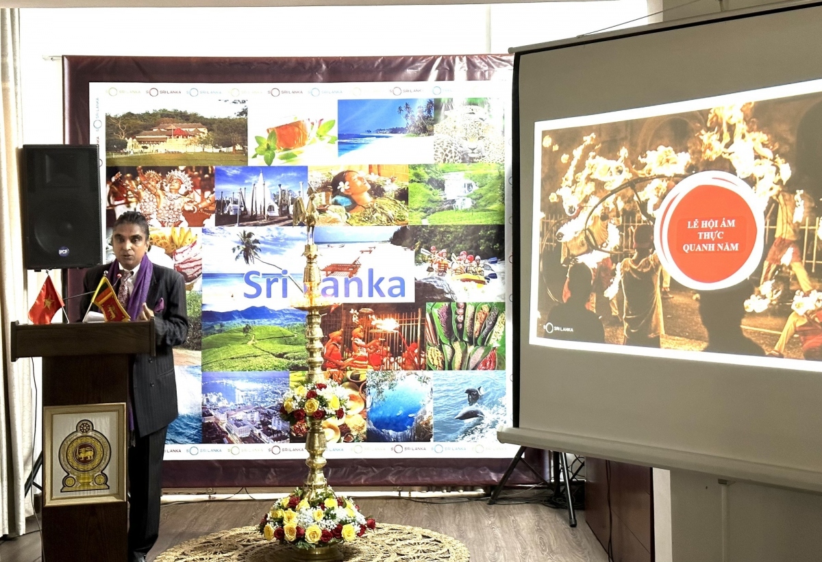 Ambassador-designate of Sri Lanka to Vietnam Professor A.Saj U.Mendis speaks at the event.