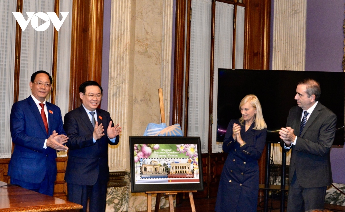 The two sides jointly release a special collection of stamps marking 30 years of diplomatic relations between Vietnam and Uruguay.