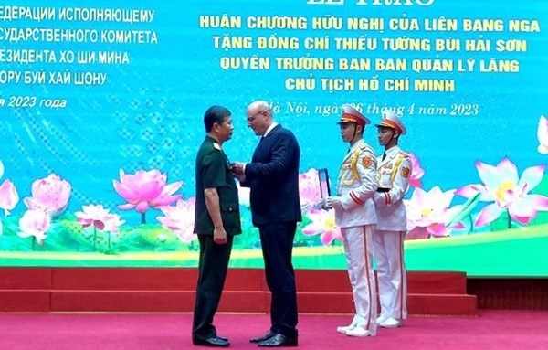 Russian Deputy Prime Minister Dmitry Chernyshenko presents the Friendship Order to Major General Bui Hai Son at the ceremony. (Photo: VNA)