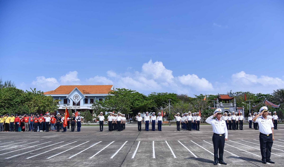 This is the 10th time the State Committee for Overseas Vietnamese Affairs under the Ministry of Foreign Affairs in collaboration with the Navy Command have organized the Truong Sa trip for Vietnamese expatriates from across the globe.