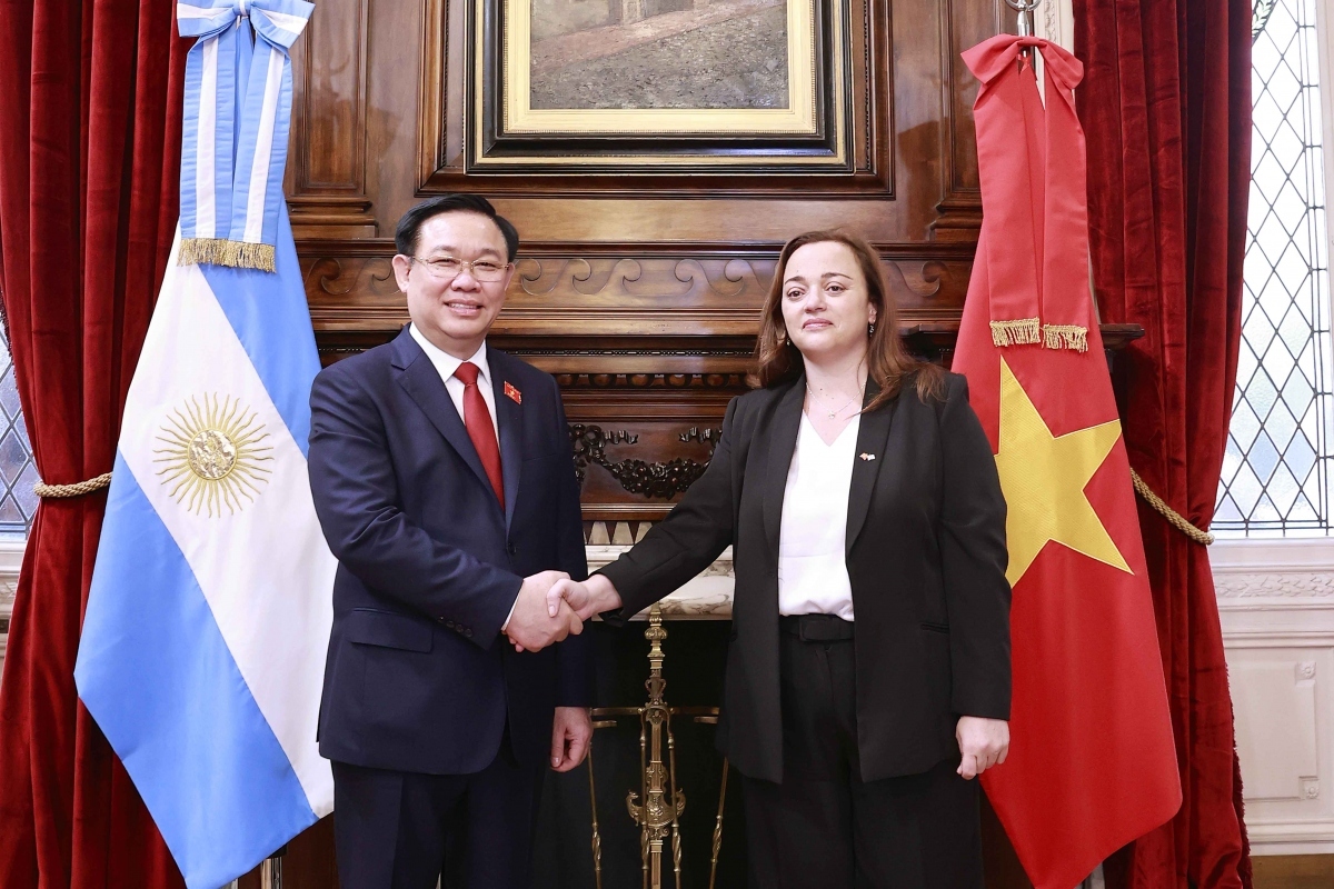 President of the Argentine Chamber of Deputies Cecilia Moreau welcomes Chairman of the National Assembly of Vietnam Vuong Dinh Hue ahead of their talks in Buenos Aires on April 24.