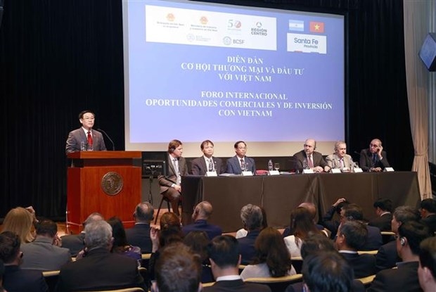 National Assembly Chairman Vuong Dinh Hue speaks at the Vietnam-Argentina business conference in Santa Fe on April 26. (Source: VNA)