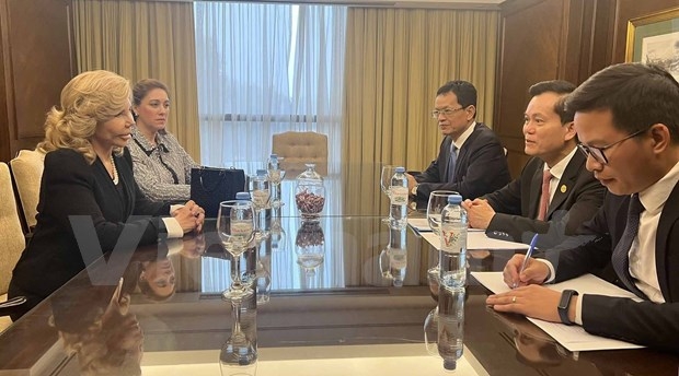 Deputy Foreign Minister Ha Kim Ngoc (centre, right) meets with Honourary Consul of Vietnam in Paraguay Maria Del Carmen Perez (Photo: VNA)
