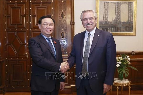 National Assembly Chairman Vuong Dinh Hue (L) and Argentine President Alberto Fernandez