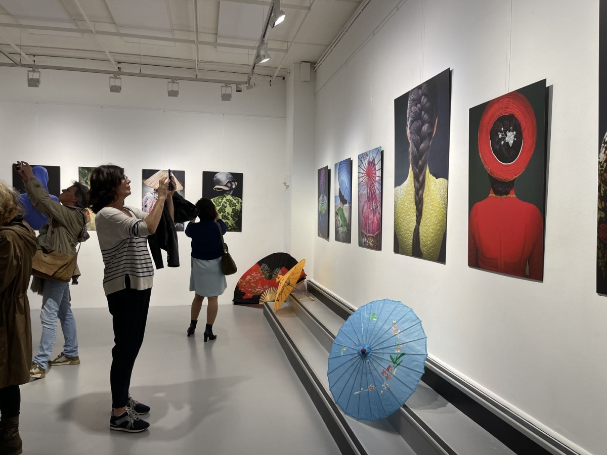 The exhibition attracts many French visitors. (Photo: Baotintuc.vn)