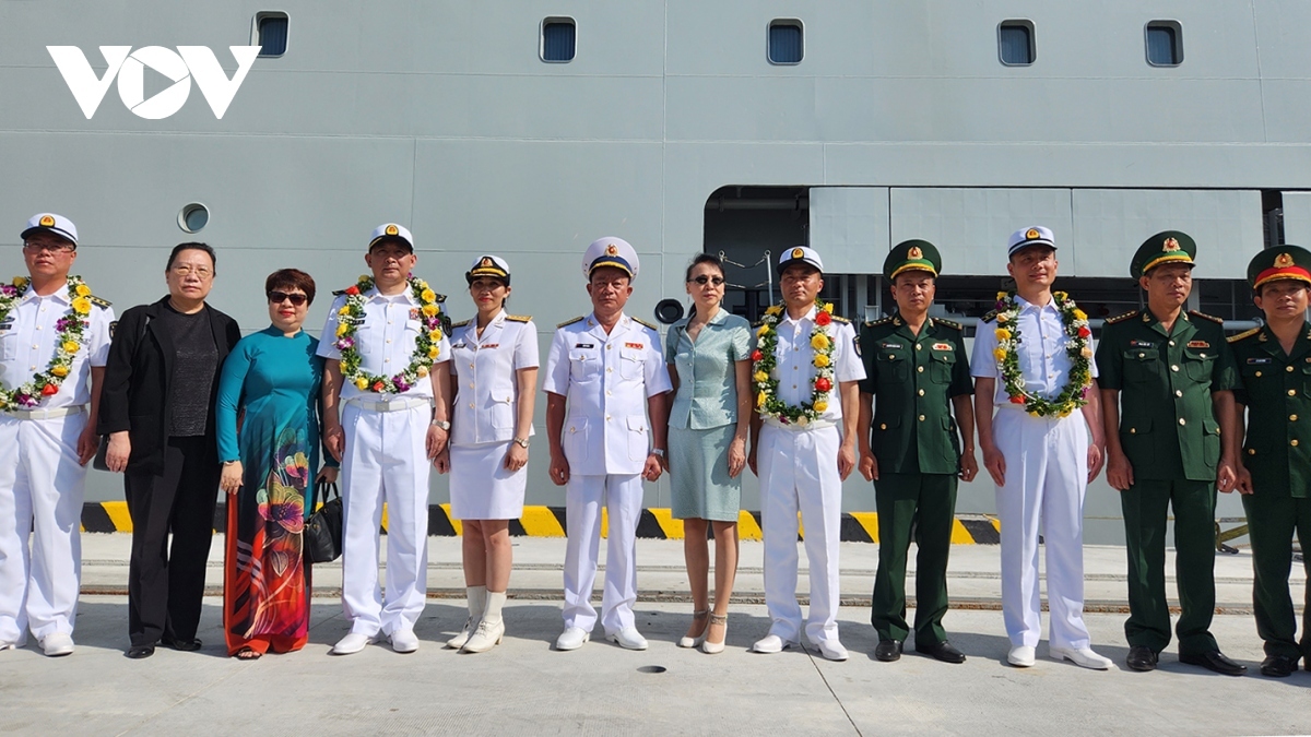 Representatives of the Chinese Navy ship pose for a photo alongside leaders from Da Nang’s relevant units.
