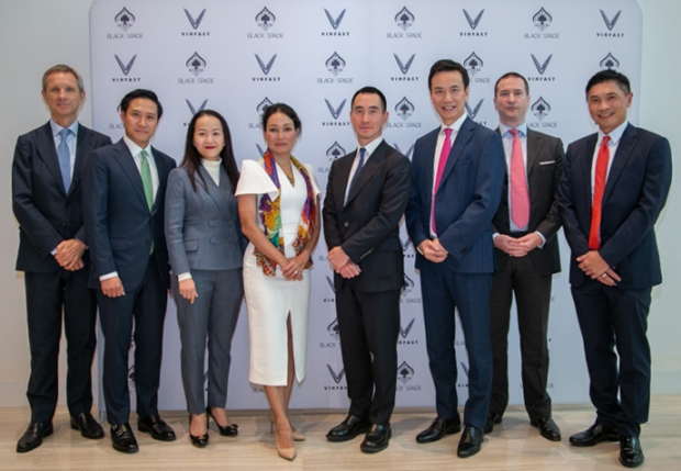 Thuy Le, Global CEO of VinFast (white) and representatives of Black Spade Acquisition (Photo: VinFast)