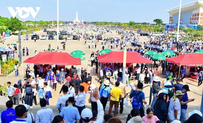 The opening ceremony of the 32nd SEA Games begins at 19:00 p.m. with plenty of fans arriving at Morodok Techo Stadium from 2 p.m