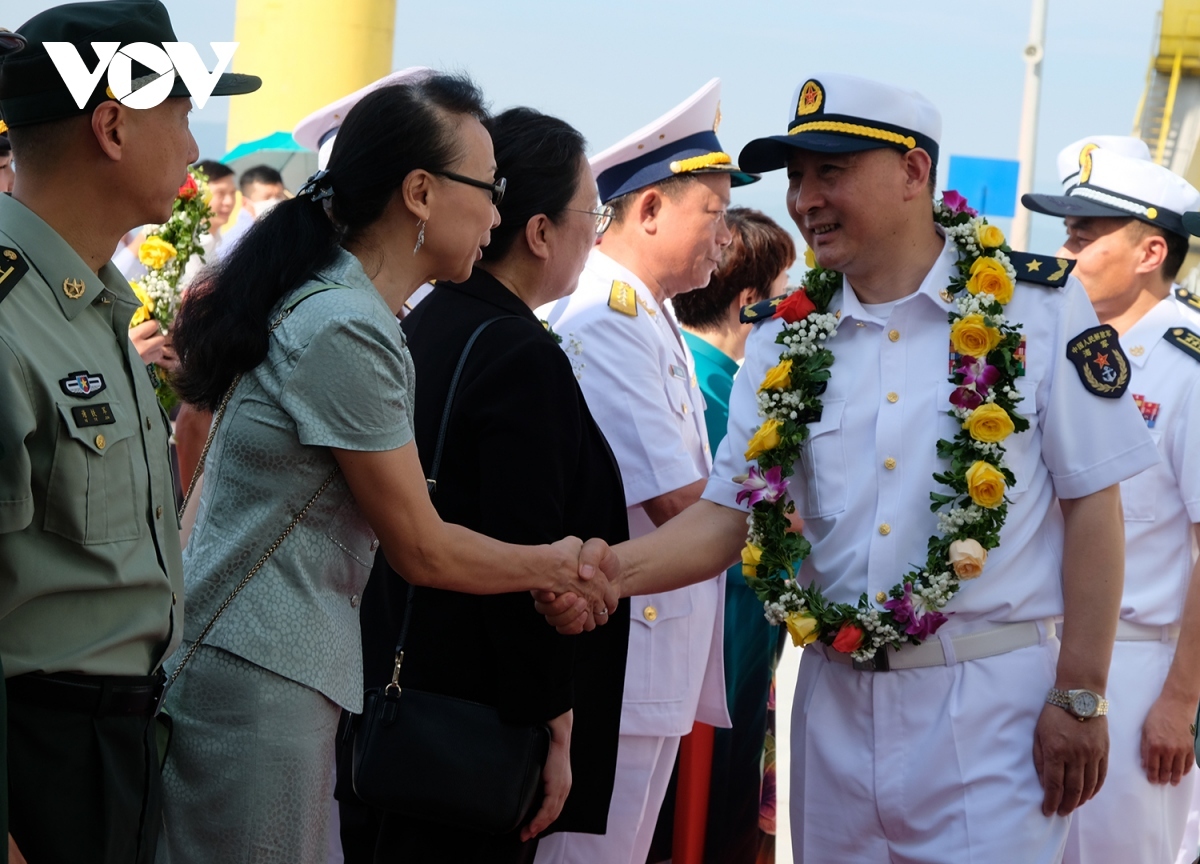 In addition, the ship's commander and crew will also pay a courtesy visit to the Military Region 5 Command, the Naval Region 3 Command, as well as some scenic spots throughout the central city.