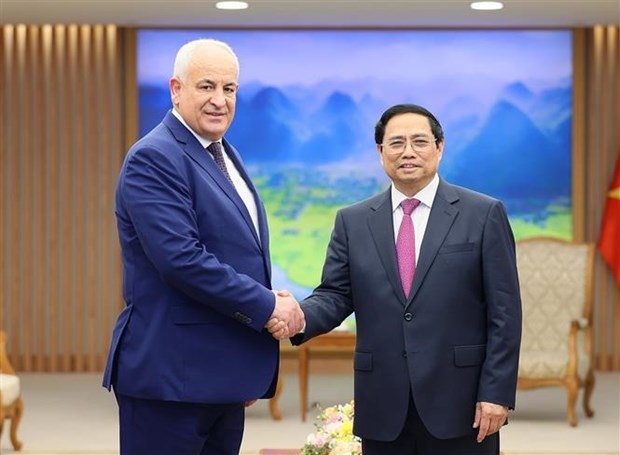 Prime Minister Pham Minh Chinh (R) and Palestinian Minister of the Interior Ziad Hab Al-Reeh (Photo: VNA)