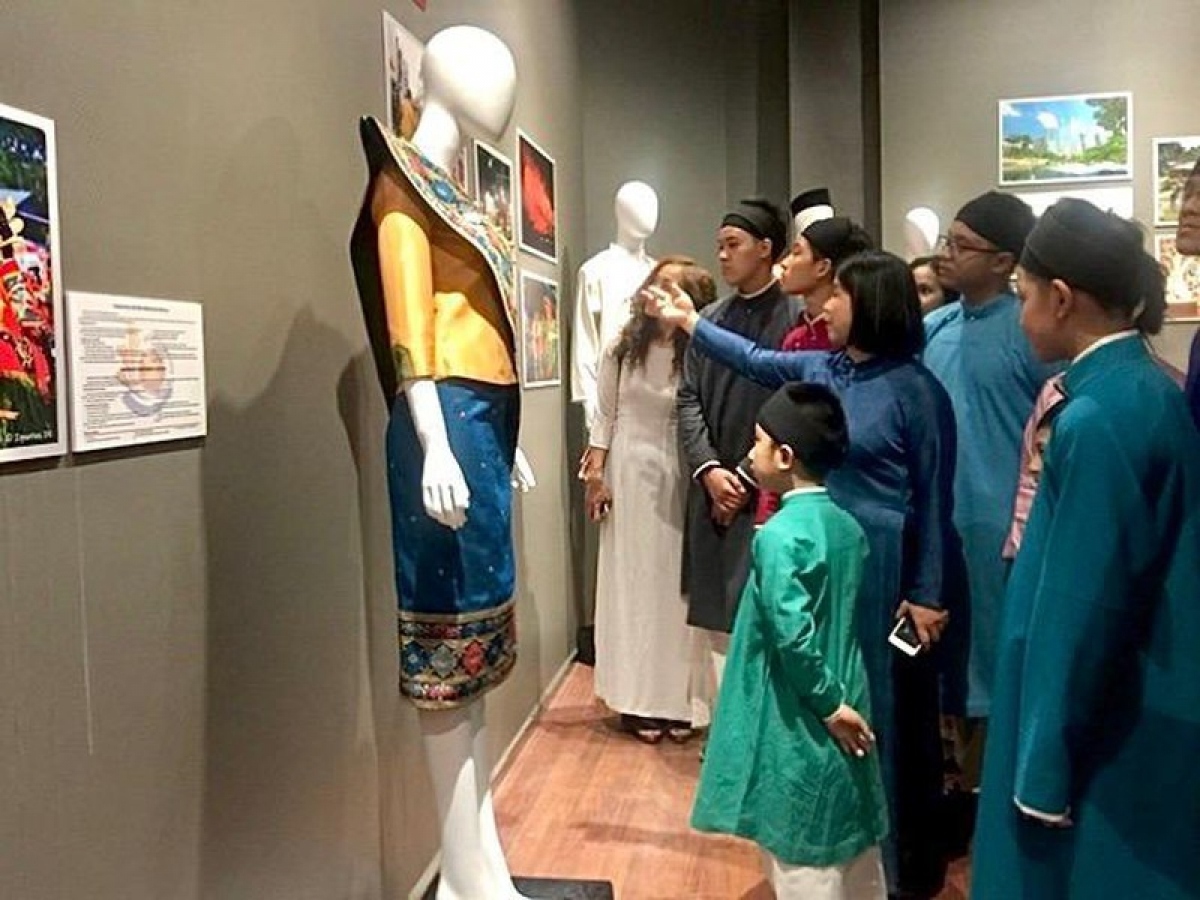 An exhibition of ASEAN traditional costumes 