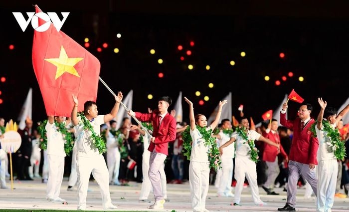 Huy Hoang carries the national flag of the Vietnam delegation. A total of 702 Vietnamese athletes join the competitionand strive to be among the top three of participating countries.