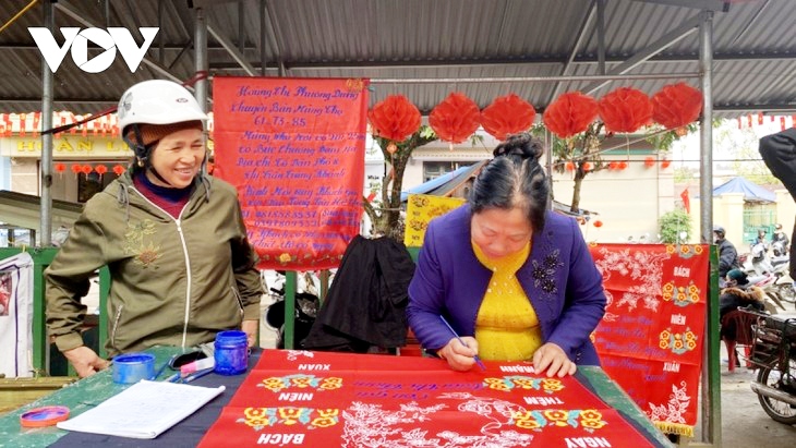 A stall selling longevity banners in Trung Khanh town, Cao Bang province.