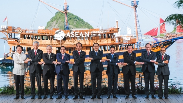 ASEAN leaders pose for a group photo at the opening ceremony. (Photo: VGP)