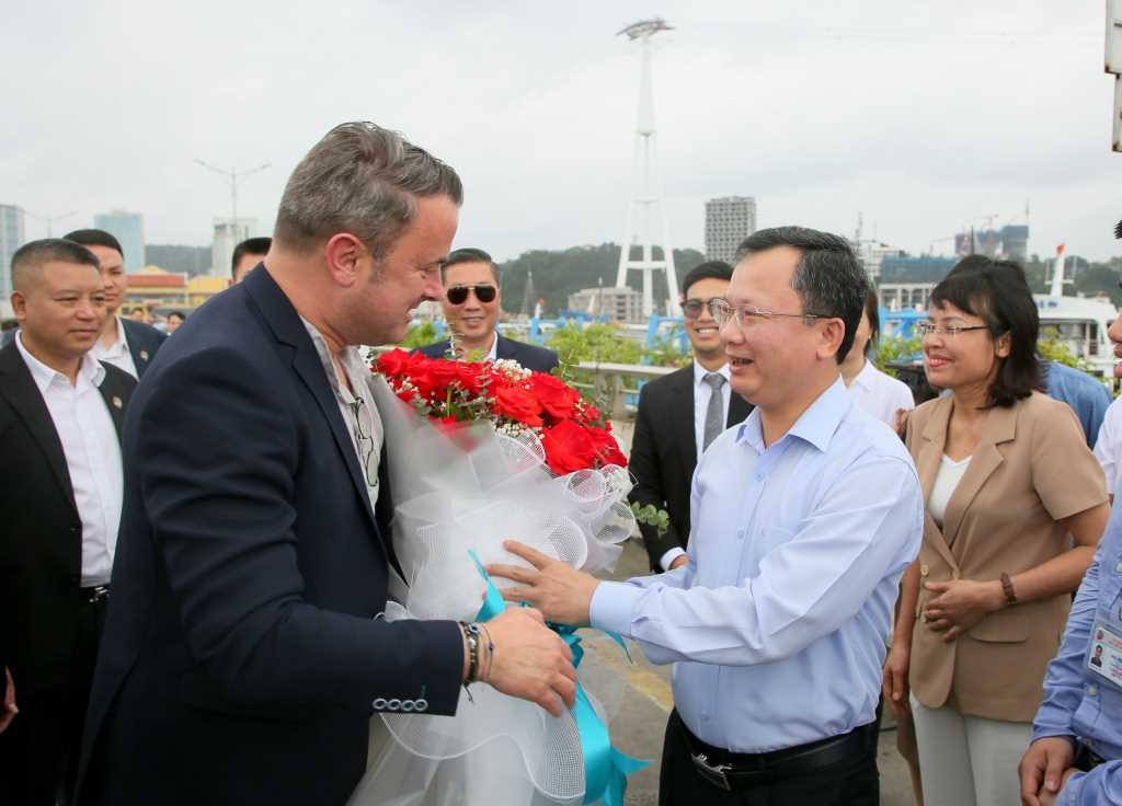 Cao Tuong Huy, acting chairman of the Quang Ninh Provincial administration, welcomes Luxembourg PM Xavier Bettel on May 3. (Photo: Quang Ninh portal)