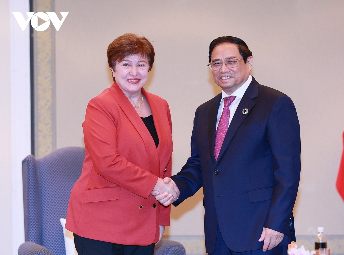 Prime Minister Pham Minh Chinh (R) meets with Kristalina Georgieva, managing director of the IMF
