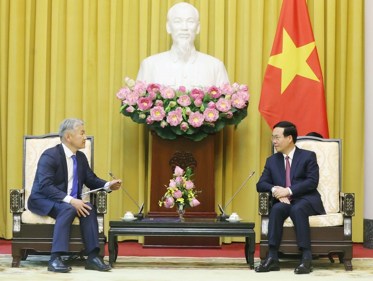 President Vo Van Thuong (R) hosts Secretary of the National Security Council of Mongolia Jadamba Enkhbayar.