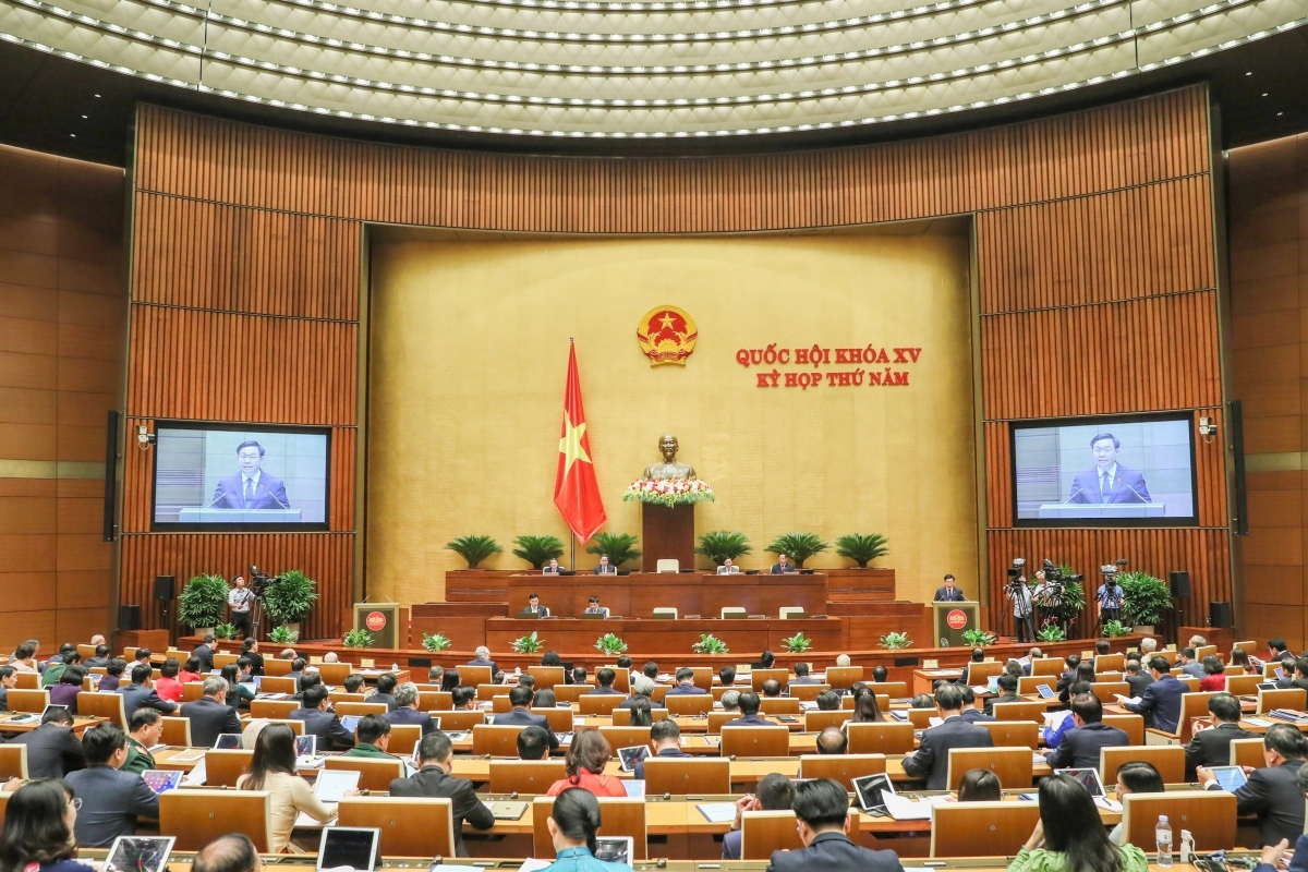 An overview of the ongoing plenary session of the National Assembly in Hanoi.