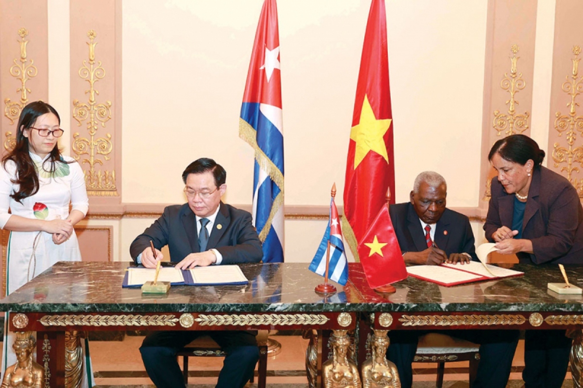 Chairman of the National Assembly of Vietnam Vuong Dinh Hue and  President of the NA of the People’s Power of Cuba Esteban Lazo Hernandez sign a cooperation agreement, officially establishing an inter-parliamentary cooperation mechanism between the two legislatures.