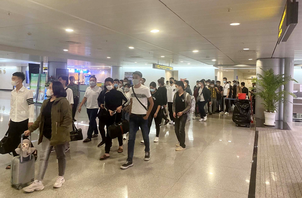 The first group of Vietnamese nationals rescued from a human trafficking ring in the Philippines have returned home. (Photo: VNA)