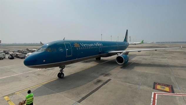A Vietnam Airlines plane at the Soekarno-Hatta International Airport, Indonesia. The flag carrier posted a gain in profit in the first quarter after long period of losses. — VNA/VNS Photo