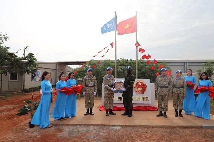 A flagpole is inaugurated on May 17 in celebration of the 133rd birthday of President Ho Chi Minh. (Photo courtesy of ietnam’s Level-4 Field Hospital No.2 at the UN peacekeeping mission in South Sudan)