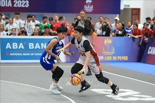 Vietnamese basketball players have freshly defeated their Philippine rivals 21-16 to pocketed the gold medal in the 32nd SEA Games women's 3x3 event (Photo: VNA)