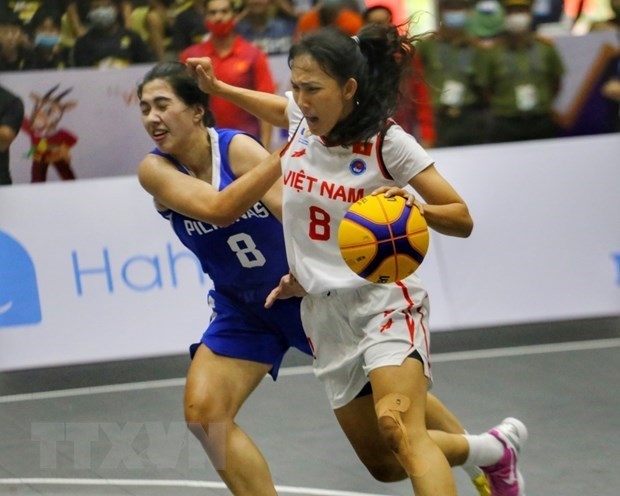 Vietnamese women basketballers defeat their Philippine rivals on May 6 in the 3x3 category at SEA Games 32. (Photo: VNA)