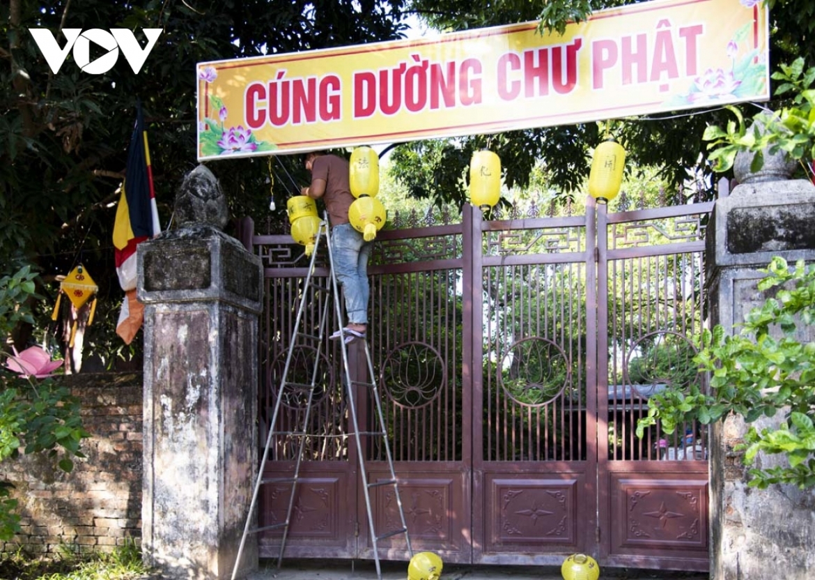 Hue has put up an array of national flags, flowers, and lotus-shaped lanterns from May 26 to June 2 which aims to celebrate Lord Buddha’s birthday.