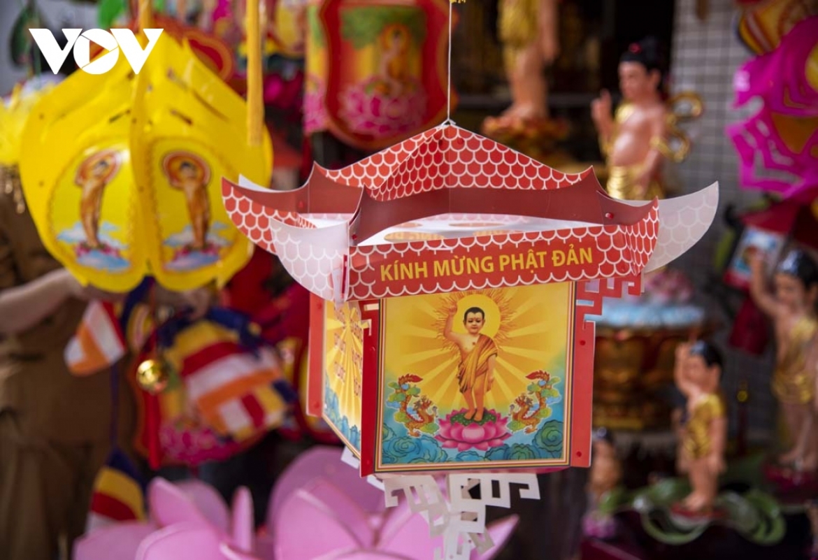Many decorative items are put on sale, with these attracting plenty of buyers.