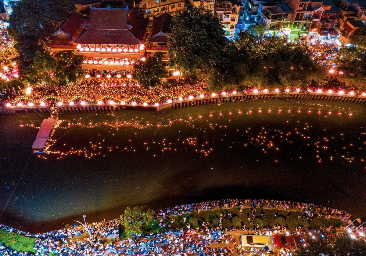 The lantern releasing ceremony held at Phap Hoa Pagoda is considered to be the largest in Ho Chi Minh City on the occasion of Lord Buddha's birthday celebration.