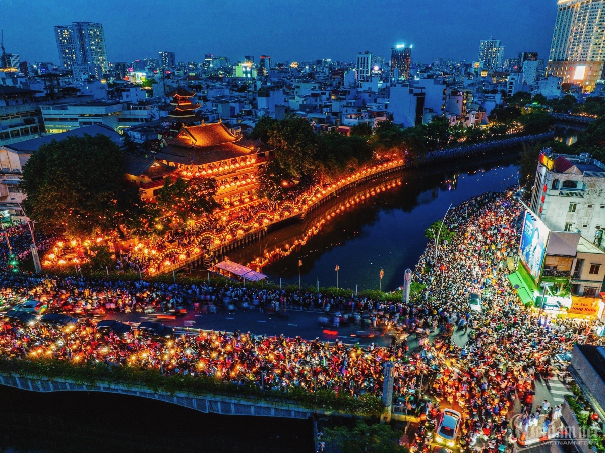 Thousands of Buddhist monks, nuns, worshippers, and local people join the event aimed at marking Lord Buddha’s birthday, which falls on the eighth to the 15th day of the fourth lunar month every year, or June 2 this year.