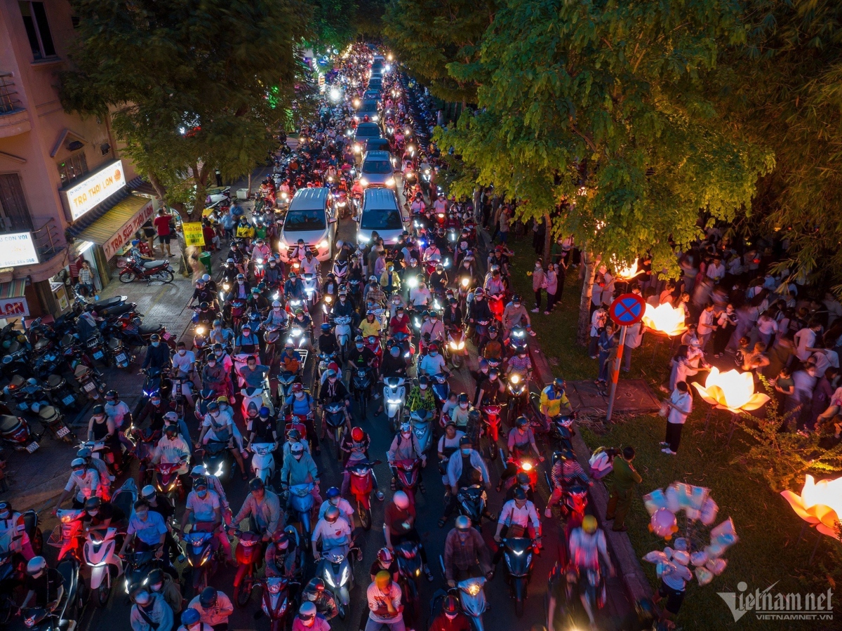 Around 6,000 people arrive at Phap Hoa Pagoda to take part in the ritual.