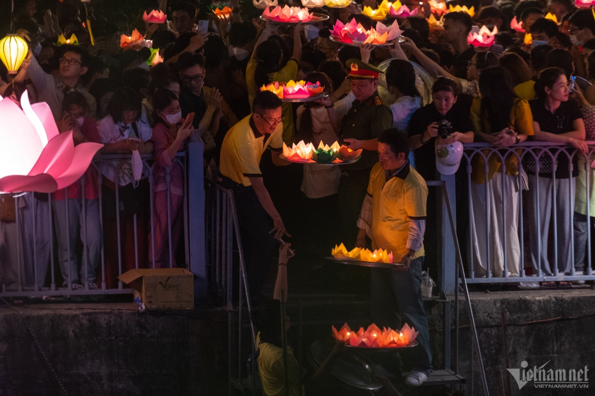 Monks and nuns from the pagoda prepare nearly 6,000 lanterns specifically for the festival, distributing them for free.