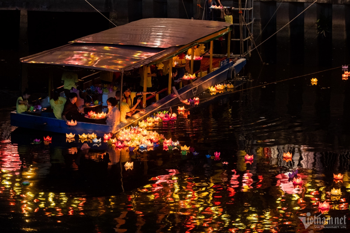 Lotus-shaped lanterns glow bright in the canal. Legend has it that when Buddha was born he walked seven steps forward, with a lotus flower blossoming under his feet each time.