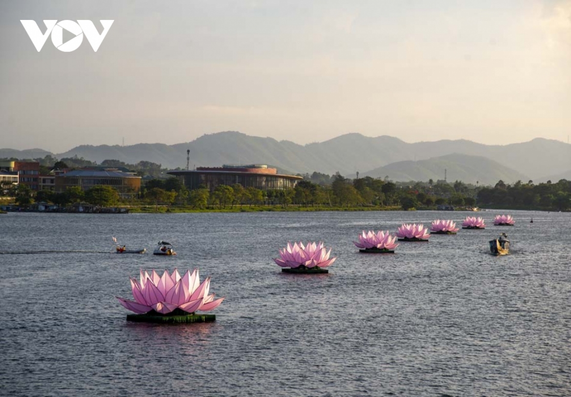 Lotus-shaped lanterns can be seen at Huong river.