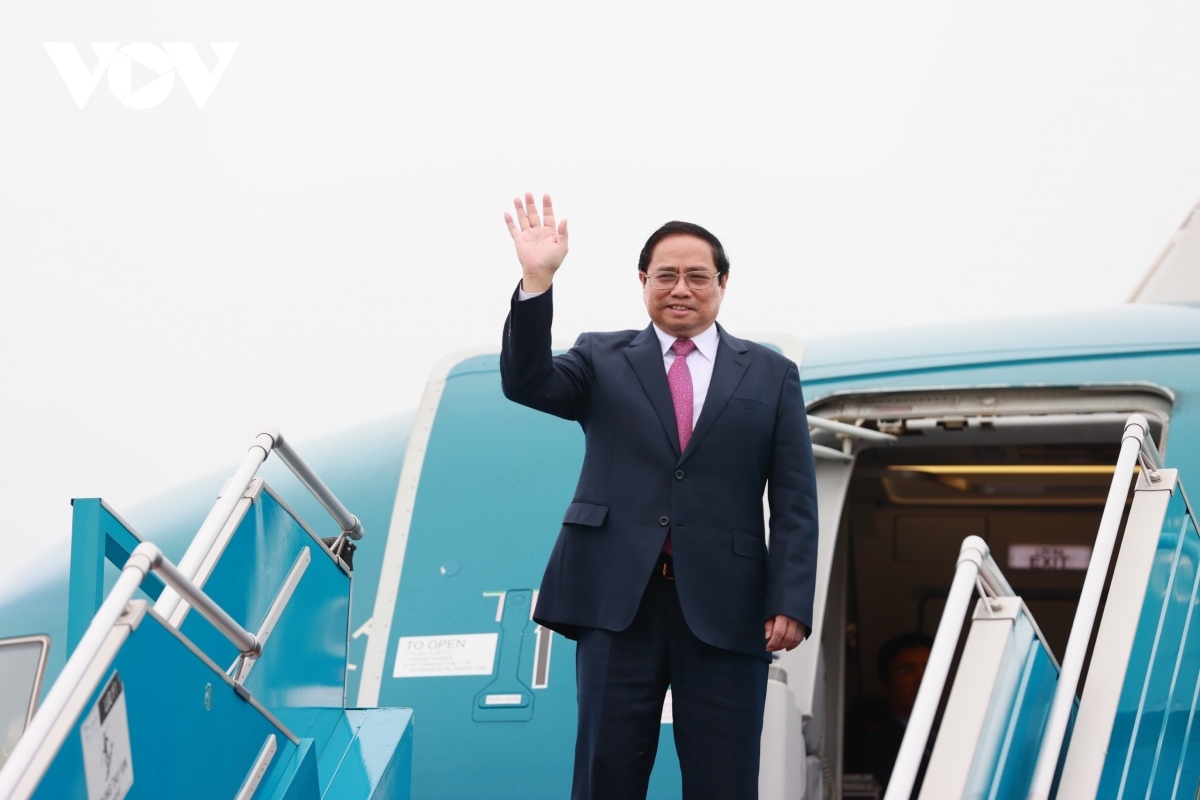 Prime Minister Pham Minh Chinh departs Hanoi for Indonesia to attend the 42nd ASEAN Summit.