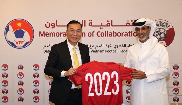 VFF President Tran Quoc Tuan (L) and QFA President Sheikh Hamad bin Khalifa bin Ahmed Al-Thani (R) in Qatar on May 10 (Photo courtesy of VFF)