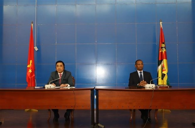  Deputy Minister of Agriculture and Rural Development Nguyen Quoc Tri and Mozambican Deputy Minister of Foreign Affairs and Cooperation Manuel José Gonçalves co-chair the meeting (Photo:VNA)