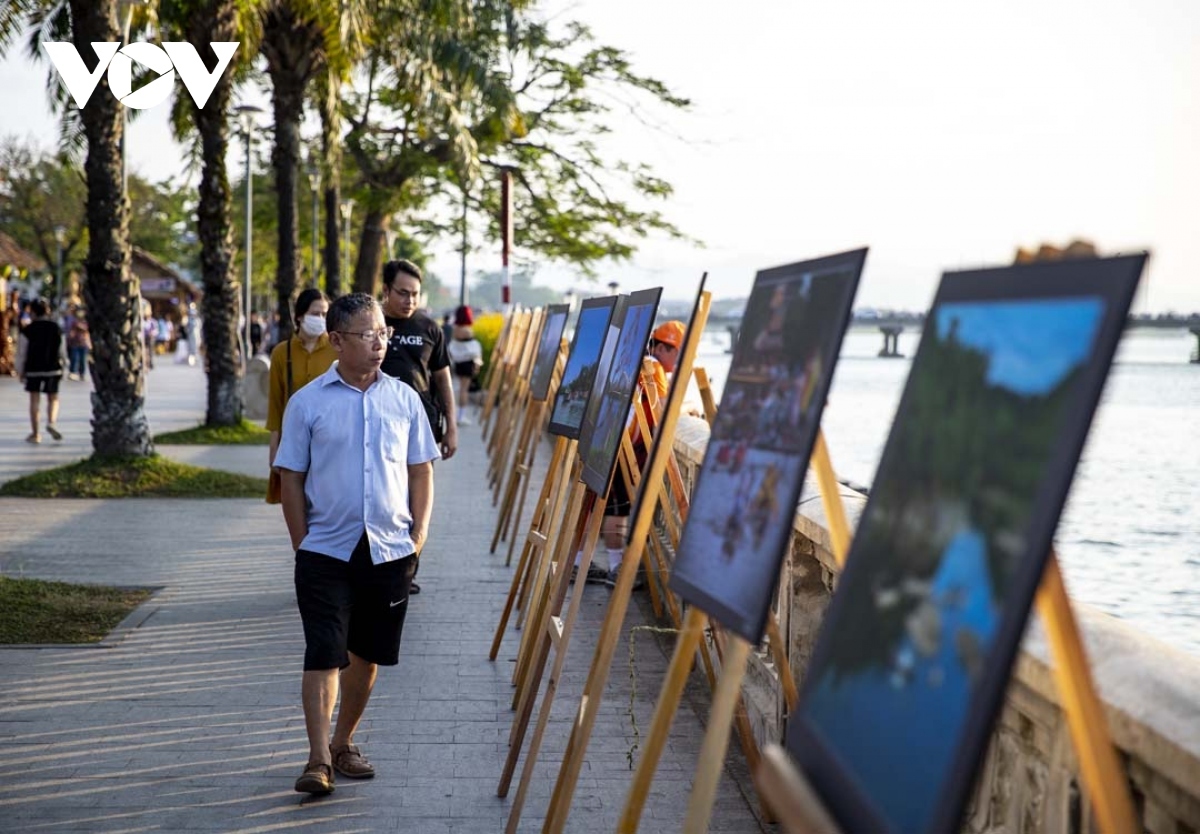 A photo exhibition on Hue city gets underway on Nguyen Dinh Chieu walking street.