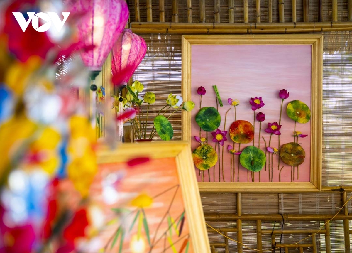 Lotus leaf paintings can be seen in different colours and materials.