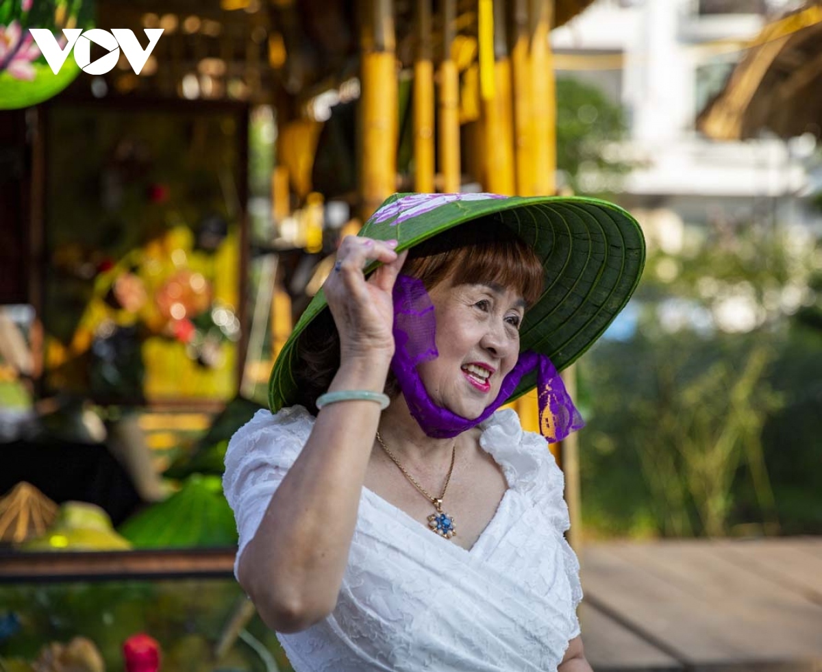 Hand-made Non La (conical hat) attracts crowds.