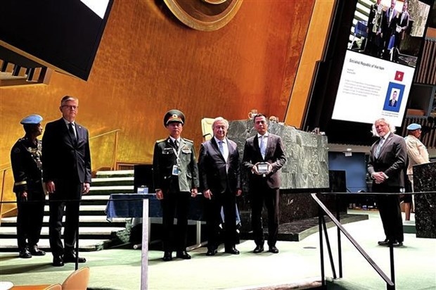 Ambassador Dang Hoang Giang, Permanent Representative of Vietnam to the United Nations, received the Dag Hammarskjöld Medal on behalf of Lieutenant Colonel Do Anh at the UN ceremony. (Photo: VNA)