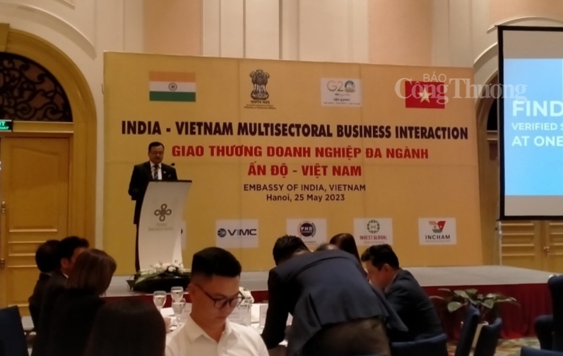Indian Deputy Ambassador to Vietnam Subhash P Gupta addresses the event