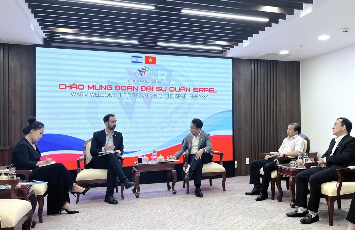Nguyen Anh Duc, chairman of the Association of Vietnam Retailers (AVR) meets with Gal Saf, trade counselor and head of the Economic and Trade Mission at the Israeli Embassy to Vietnam. (Photo: tapchicongthuong.vn)