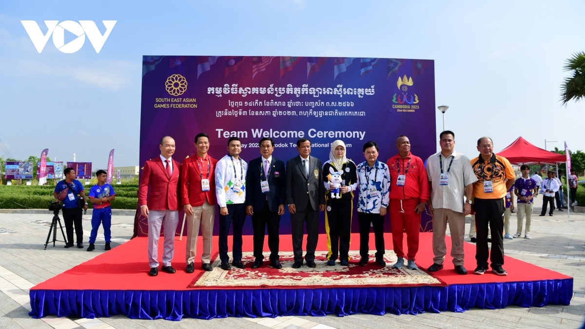 All teams' representatives come together to pose for a group photo.